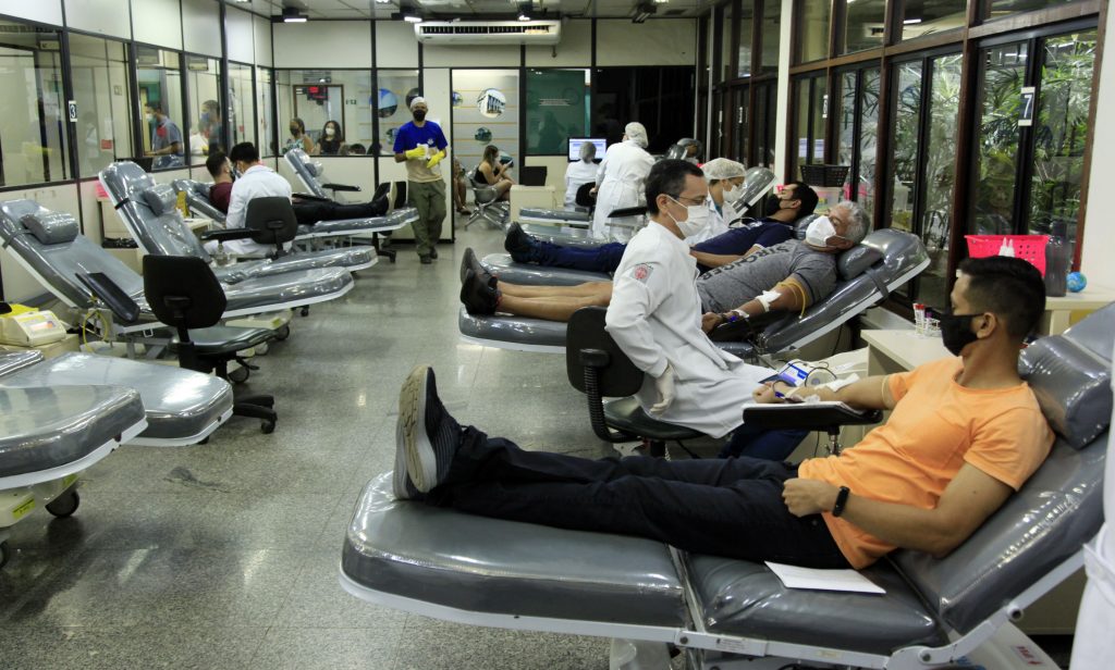 Servidores da Sefin fazem doação de sangue, atendendo ao chamado da campanha promovida pela direção do órgão