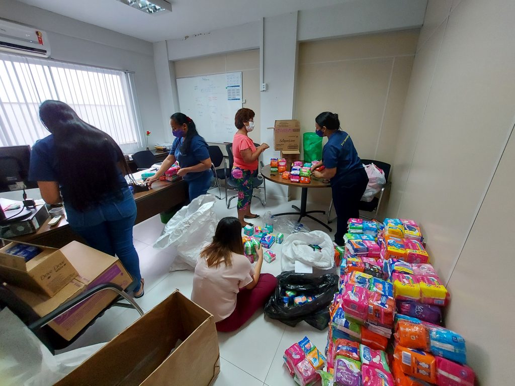 Nos momentos finais da campanha, as servidoras da Sefin se empenham para a entrega dos kits